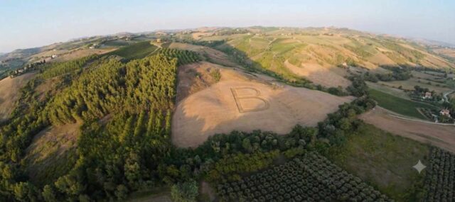 A Offida ricompare la maxi “B”: il Picchio cambia ancora il paesaggio