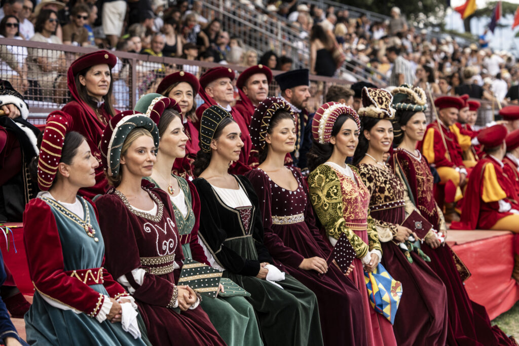 Quintana, il fascino delle dame a cavallo conquista il corteo storico
