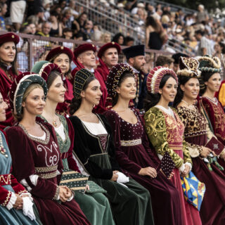 Quintana, il fascino delle dame a cavallo conquista il corteo storico