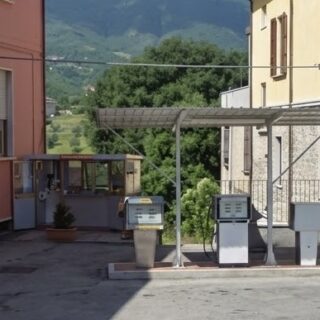 Caro carburanti, la Lega attacca: «Folignano ha perso l’occasione di avere un distributore comunale»
