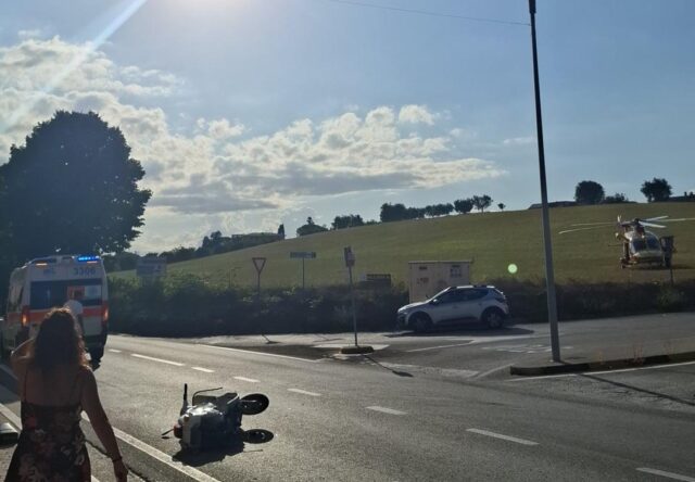 Scontro tra auto e scooter sulla Salaria: un ragazzo a Torrette con l’eliambulanza
