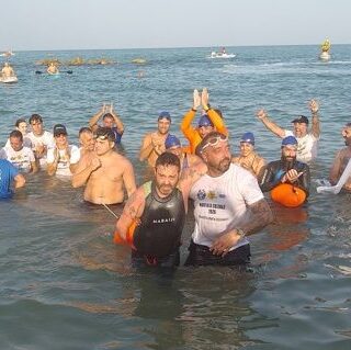Venticinque chilometri a nuoto senza mani, l’impresa di Andrea Lanari