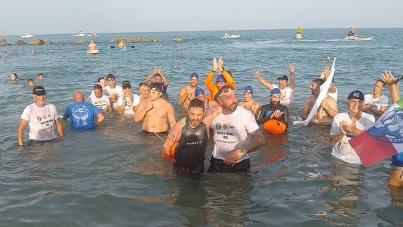 Venticinque chilometri a nuoto senza mani, l’impresa di Andrea Lanari