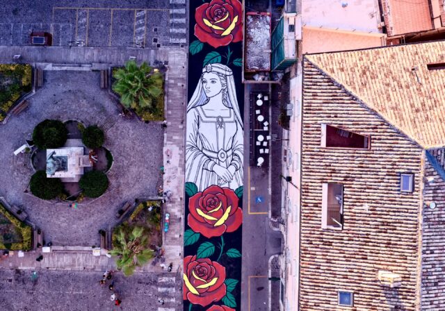 Sant’Emidio, la Dama della Rosa Rossa splende nella sua bellezza