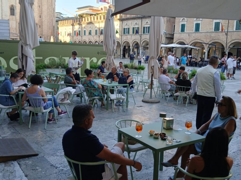 Ferragosto nella città delle Cento Torri: tanti turisti per gli appuntamenti del 15