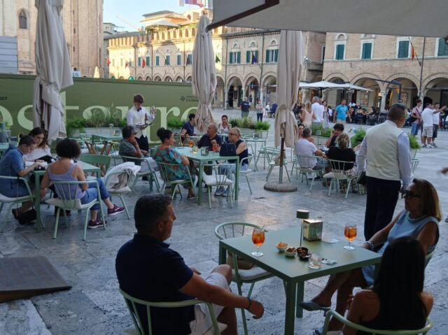 Ferragosto nella città delle Cento Torri: tanti turisti per gli appuntamenti del 15
