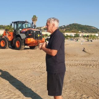 Ferragosto sulla spiaggia, rifiuti e vetri rotti dopo la festa: 25 operatori al lavoro dall’alba