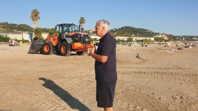 Ferragosto sulla spiaggia, rifiuti e vetri rotti dopo la festa: 25 operatori al lavoro dall’alba