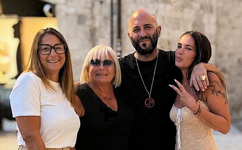 Giuliano Sangiorgi incantato dalle cento torri: il leader dei Negramaro “beccato” in città
