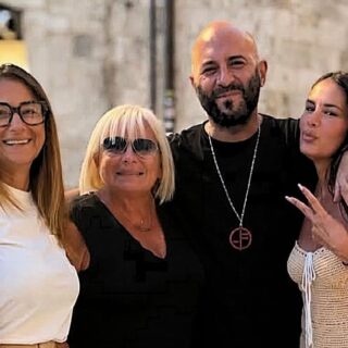 Giuliano Sangiorgi incantato dalle cento torri: il leader dei Negramaro “beccato” in città