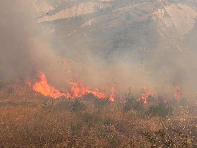 Vasto incendio a Valle Senza, in azione i Vigili del fuoco con elicottero e mezzi di terra