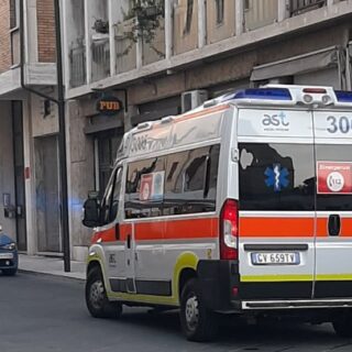 Alterco tra giovani in centro, ragazzo trascinato fuori da un bar