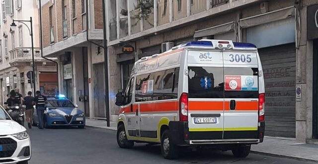 Alterco tra giovani in centro, ragazzo trascinato fuori da un bar