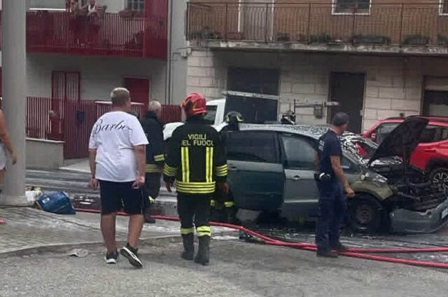 Auto prende fuoco sulla Statale Adriatica, traffico in tilt 