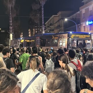 Lunghe ore di caos in stazione: problemi per gli spostamenti verso Nord, in centinaia sui bus sostitutivi