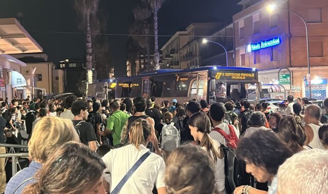 Lunghe ore di caos in stazione: problemi per gli spostamenti verso Nord, in centinaia sui bus sostitutivi