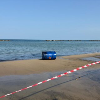 Barile pieno di sostanza oleosa restituito dal mare, scattano i controlli