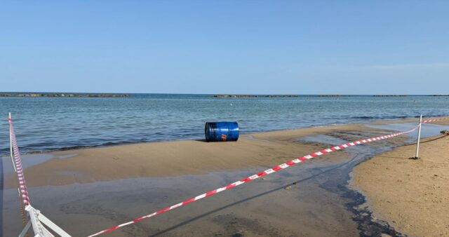 Barile pieno di sostanza oleosa restituito dal mare, scattano i controlli