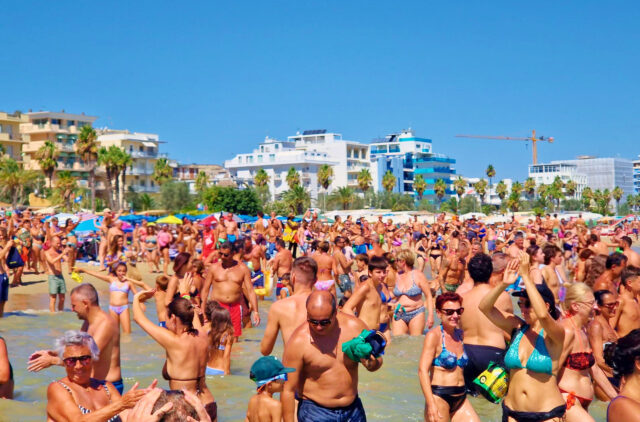 Ferragosto fa il pieno, la Riviera si accende