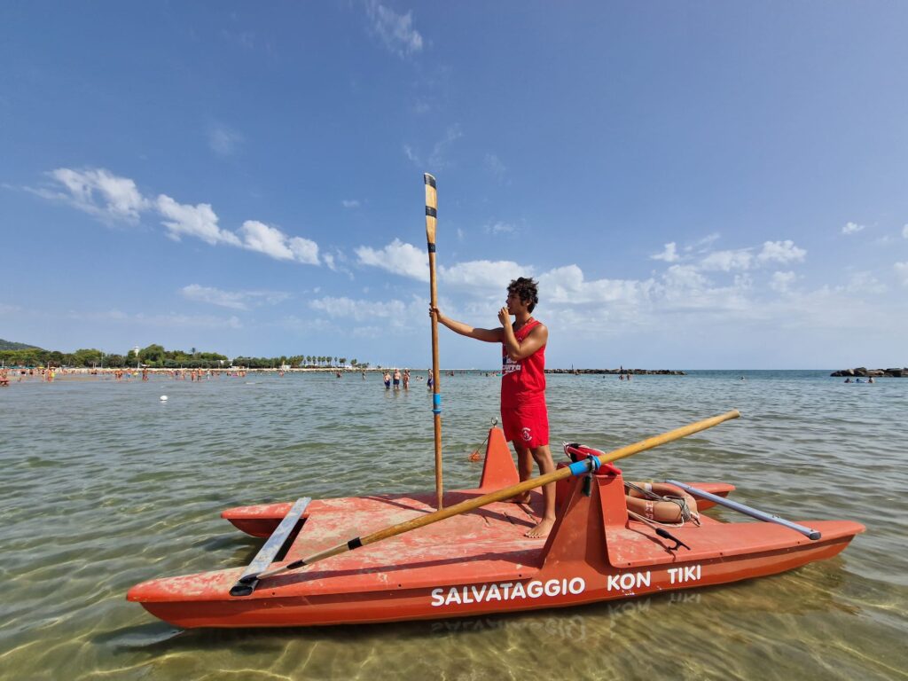 Un remo al cielo per Fabrizio Valente: anche i baywatch della Riviera ricordano l’eroe del mare