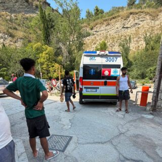 Doppio intervento del 118 a Porta Cartara: giovane si tuffa nel Castellano e batte la testa