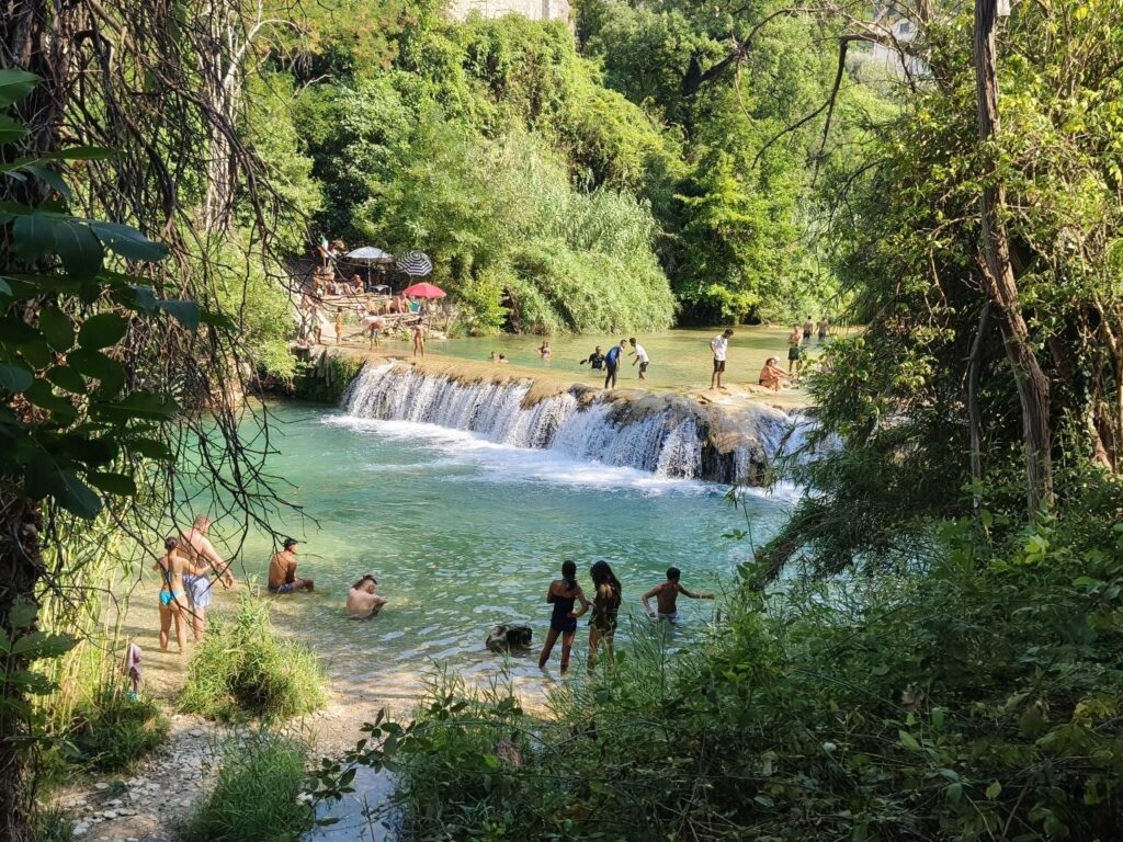 Acqua cristallina e tanta inciviltà lungo le sponde Castellano