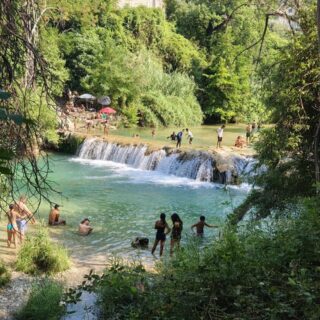 Acqua cristallina e tanta inciviltà lungo le sponde Castellano