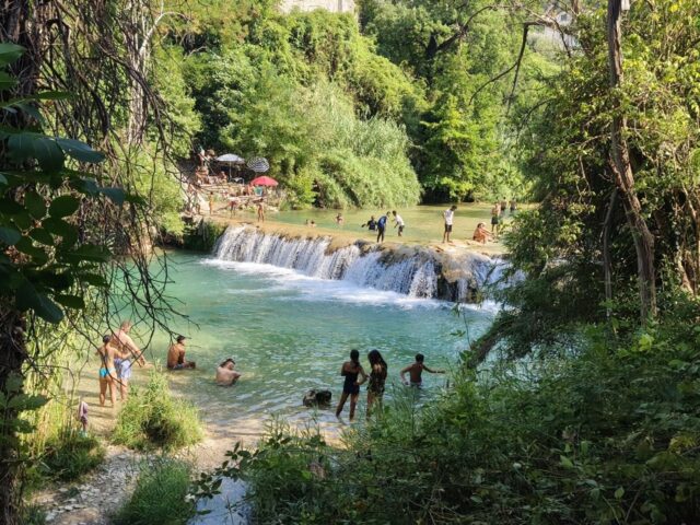 Acqua cristallina e tanta inciviltà lungo le sponde Castellano