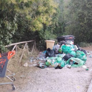 Rifiuti, campeggio abusivo e condizioni igieniche al limite: situazione fuori controllo nel parcheggio del Castellano