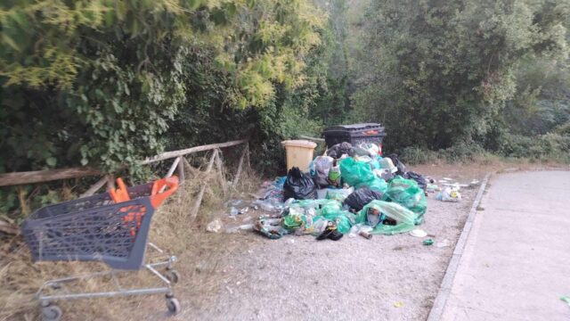 Rifiuti, campeggio abusivo e condizioni igieniche al limite: situazione fuori controllo nel parcheggio del Castellano