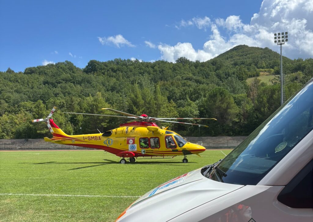 Perde il controllo della moto e si schianta contro la parete rocciosa