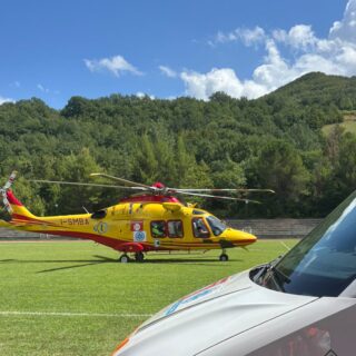 Perde il controllo della moto e si schianta contro la parete rocciosa