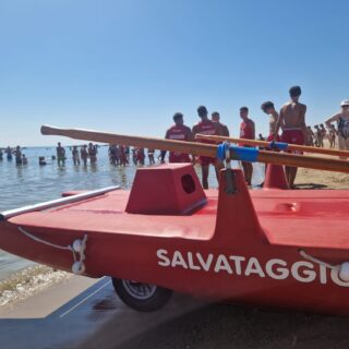 Bambini smarriti in spiaggia, l’allarme dei bagnini: «Mai perderli di vista»