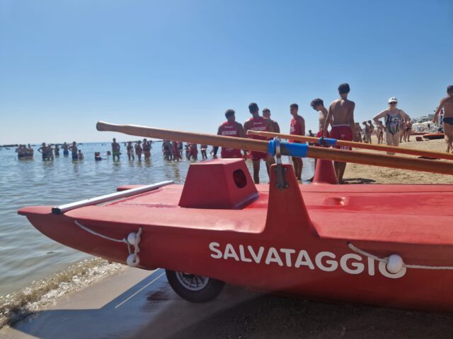 Bambini smarriti in spiaggia, l’allarme dei bagnini: «Mai perderli di vista»