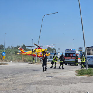 Schianto contro un camion, grave incidente nella zona industriale