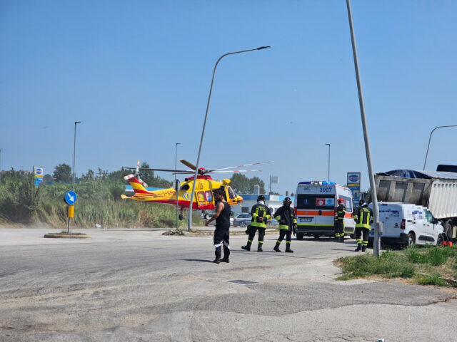 Schianto contro un camion, grave incidente nella zona industriale