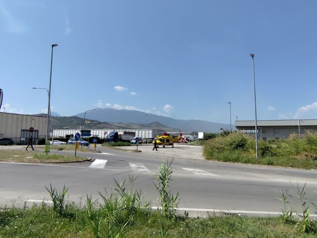 Schianto contro un camion, grave incidente nella zona industriale