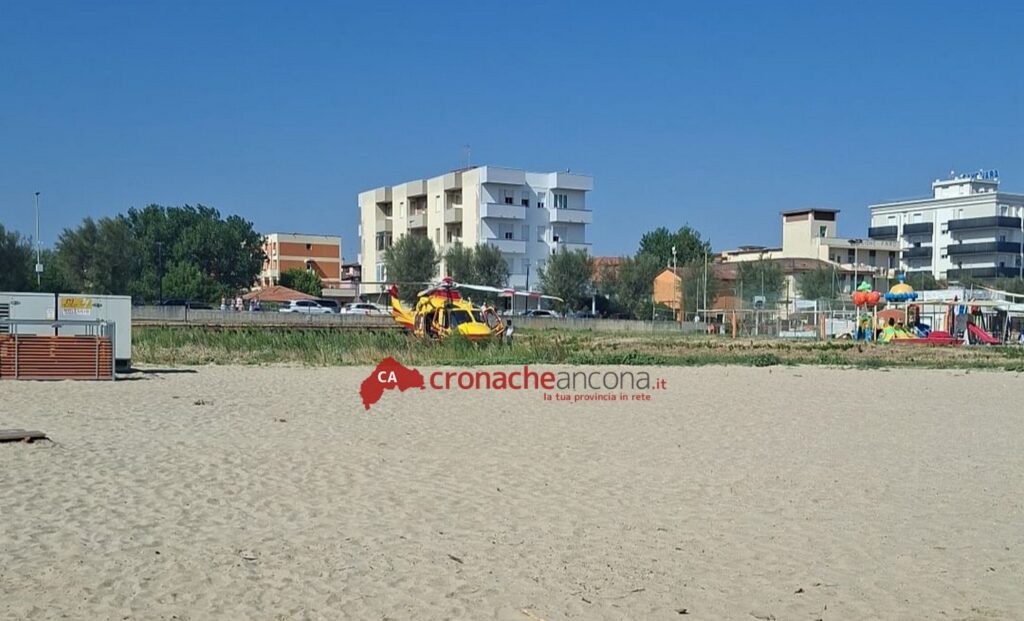 Malore in spiaggia, si accascia sulla battigia e muore