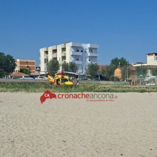 Malore in spiaggia, si accascia sulla battigia e muore