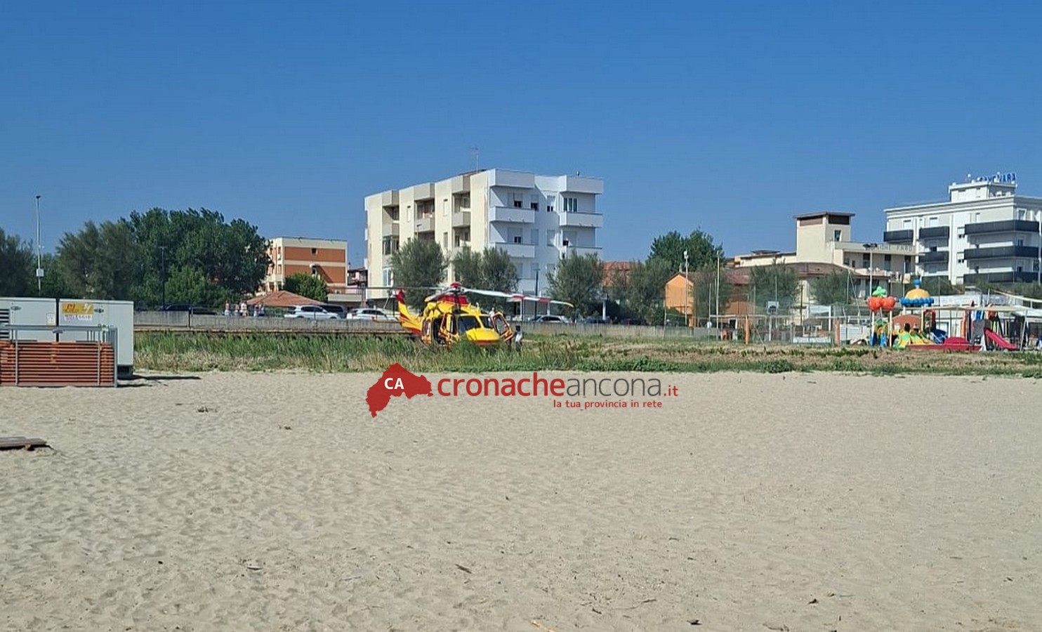 Malore in spiaggia, si accascia sulla battigia e muore