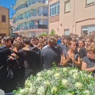 «Spillo, ci manchi come l’aria»: Centobuchi si ferma per l’ultimo abbraccio a Davide Spinozzi
