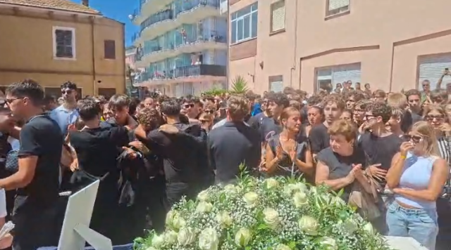 «Spillo, ci manchi come l’aria»: Centobuchi si ferma per l’ultimo abbraccio a Davide Spinozzi