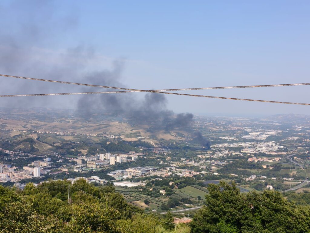 Incendio in zona industriale: alta nube di fumo visibile da tutta la vallata