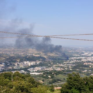 Incendio in zona industriale: alta nube di fumo visibile da tutta la vallata