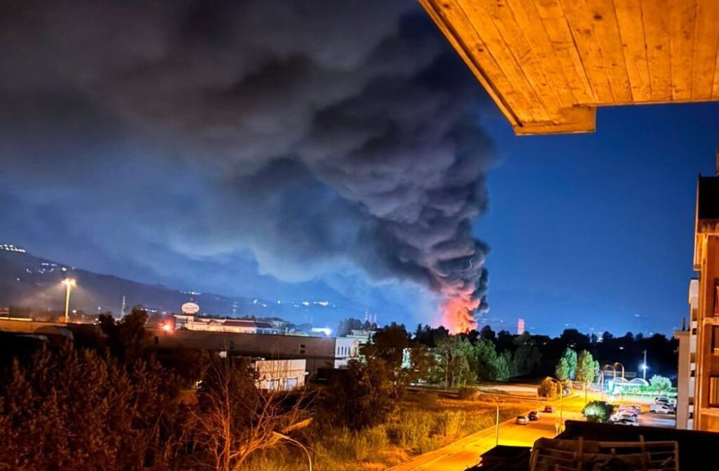 Il rogo nella notte di lavoro, Italservizi a fuoco: «Tenete le finestre chiuse»