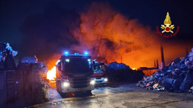 Il rogo nella notte di lavoro, Italservizi a fuoco: «Tenete le finestre chiuse»