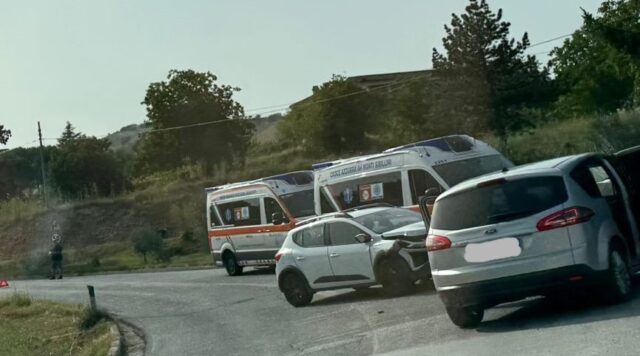 Scontro tra due auto sulla Valdaso, quattro persone coinvolte