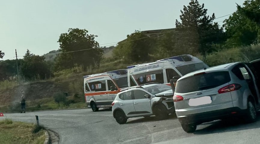 Scontro tra due auto sulla Valdaso, quattro persone coinvolte