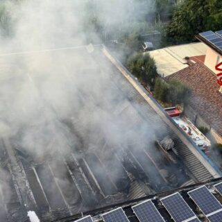 Incendio alla Elettra Impianti, superlavoro per i vigili del fuoco: crolla il tetto
