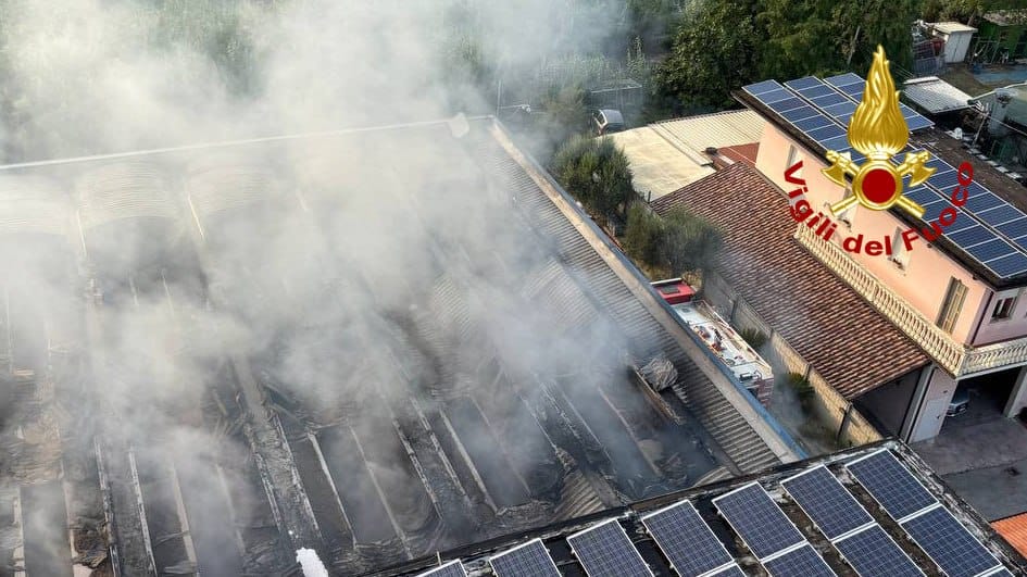 Incendio alla Elettra Impianti, superlavoro per i vigili del fuoco: crolla il tetto